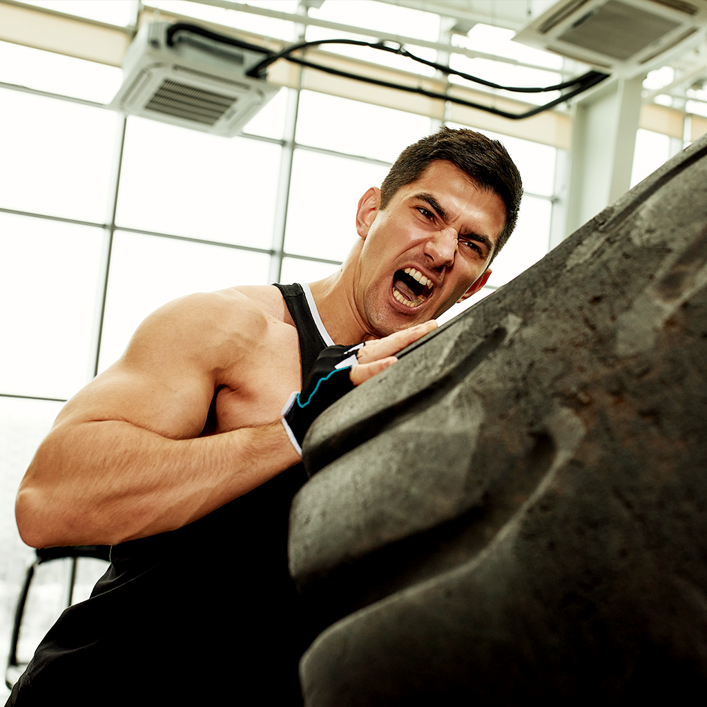 Homem segurando o pote de Creatina Creapure® da Legion Nutrition