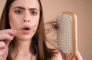 Queda de Cabelo? Pele Opaca? Unhas Quebradiças? O Combo de Colágeno e Vitaminas que Seu Corpo Pede.